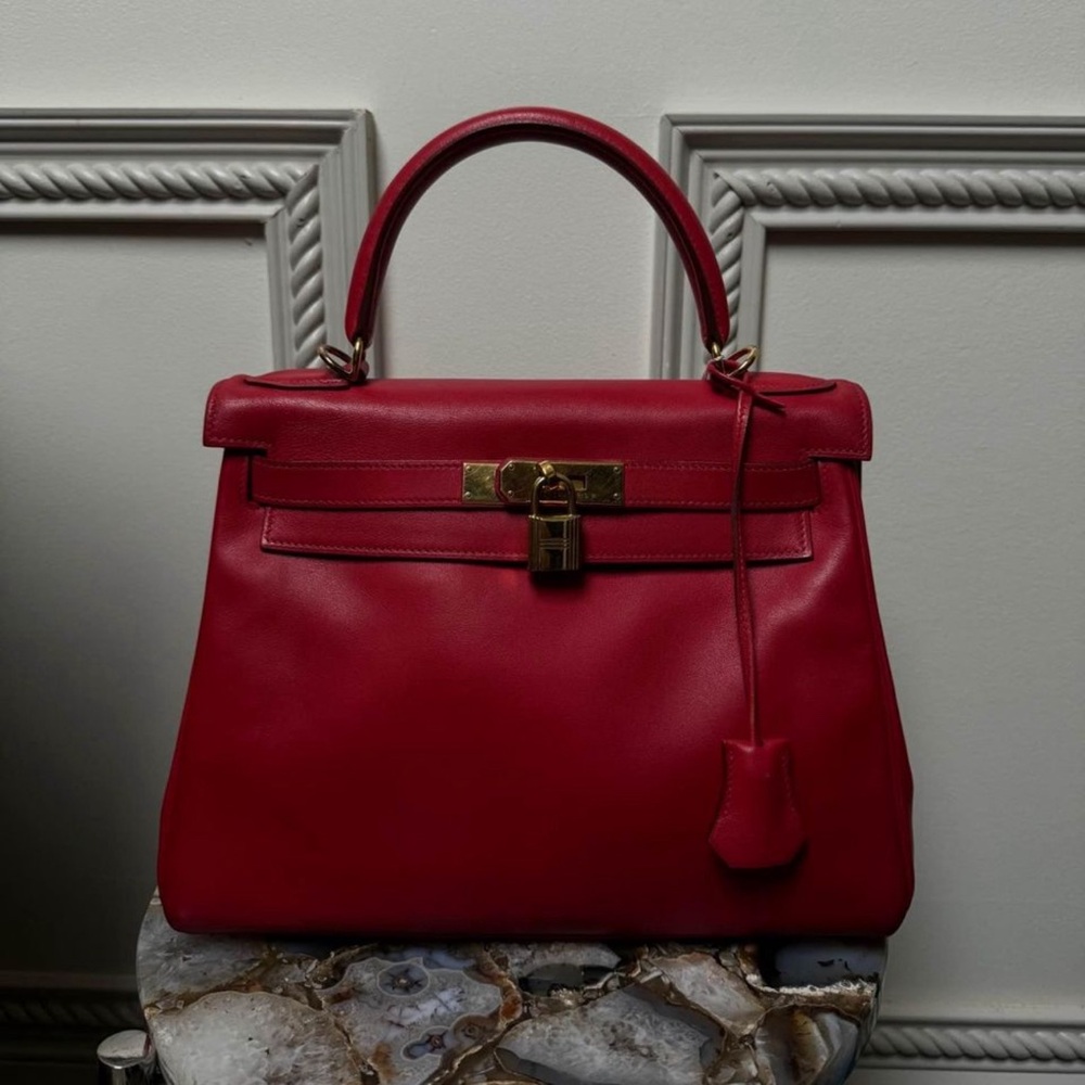 100% AUTHENTIC HERMES KELLY 28 Rouge Vif Red
Veau Gulliver GHW